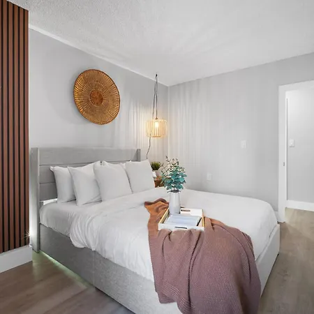 Cozy, Warm Modern Chic Apartamento